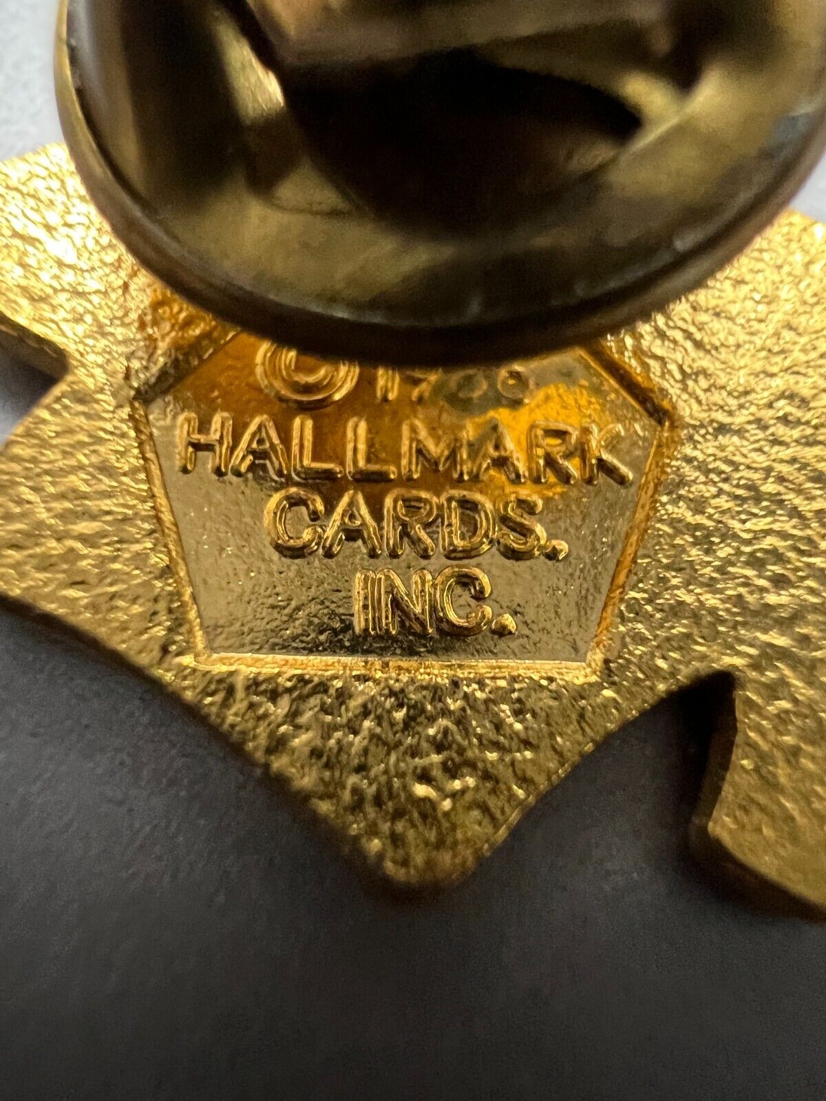 VINTAGE 1987 GRADUATION PIN-BACK BY HALLMARK CARDS