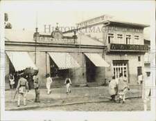 1935 Press Photo Police guard an Italian store in Addis Ababa, Ethiopia picture