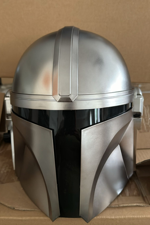 Hasbro Star Wars The Mandalorian Electronic Helmet damage box