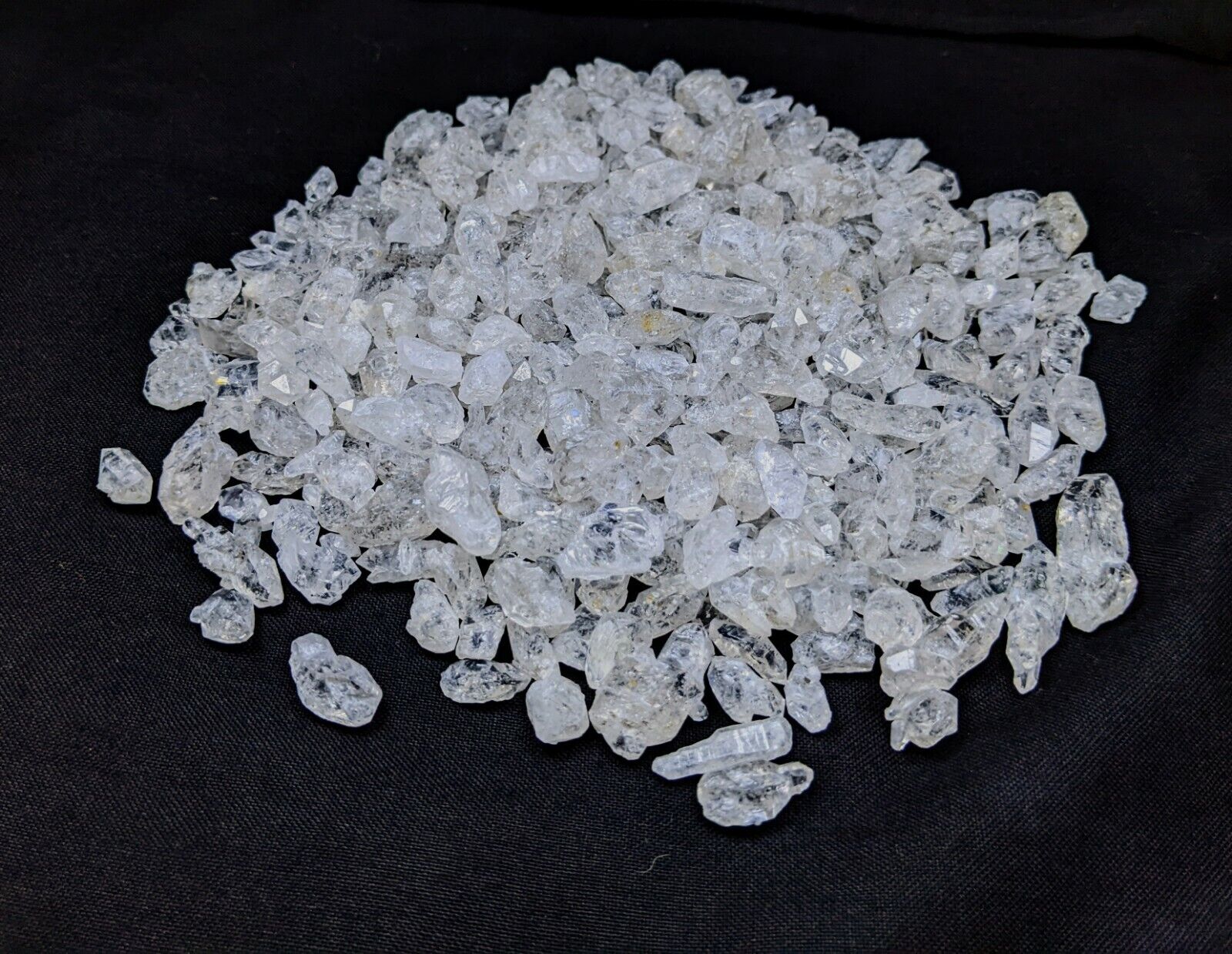 Natural aesthetic small lot of point quartz crystals from Pakistan, weight  216g