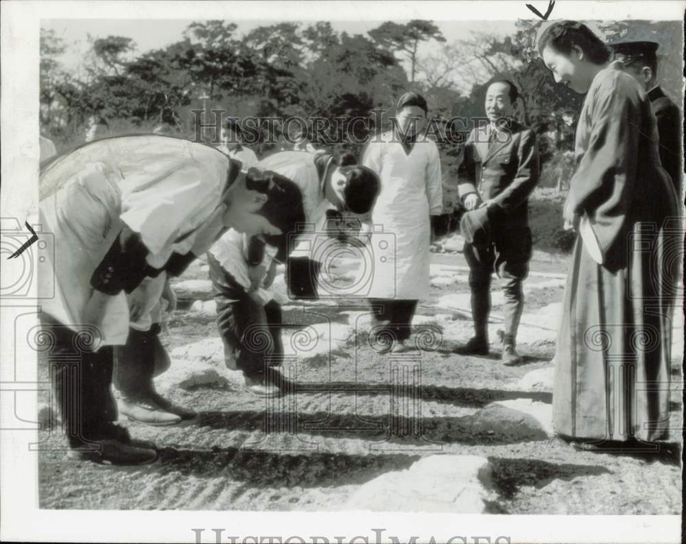 1946 Press Photo Empress Nagako and students clear Tokyo Imperial Palace grounds