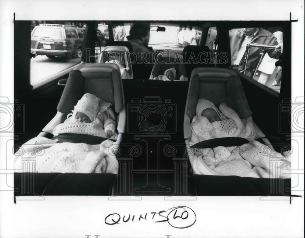 1989 Press Photo Van load of the McKibben babies heading home with their mother