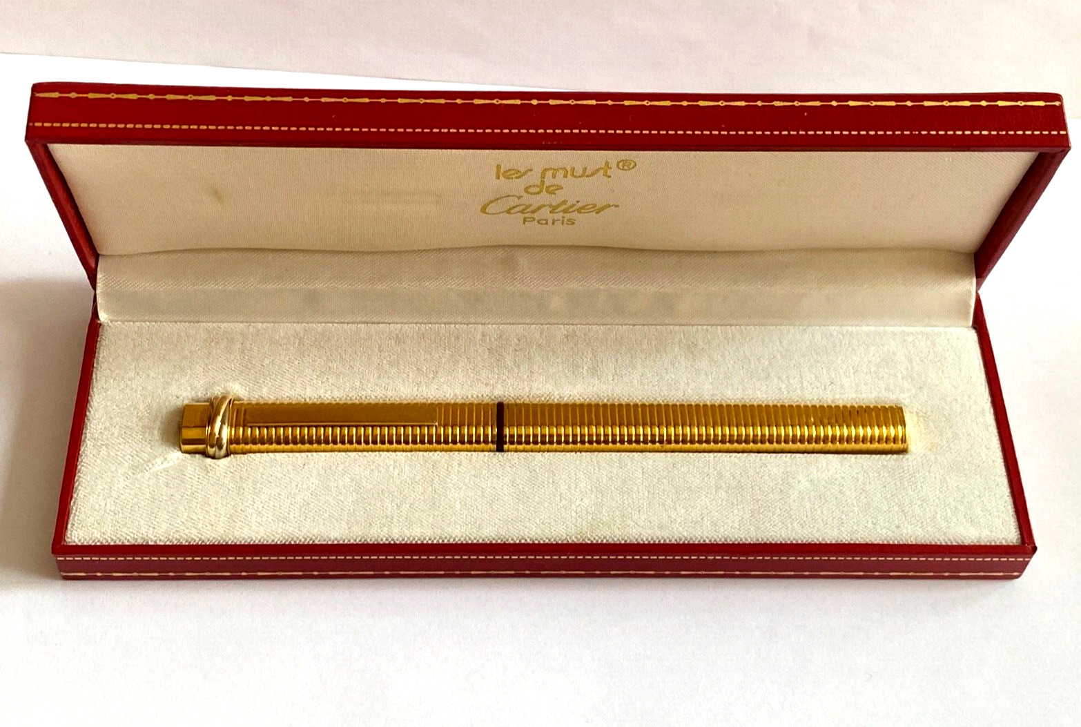 Le Must de Cartier Vendome Trinity Ribbed Design 18k Gold Nib Fountain Pen Gild
