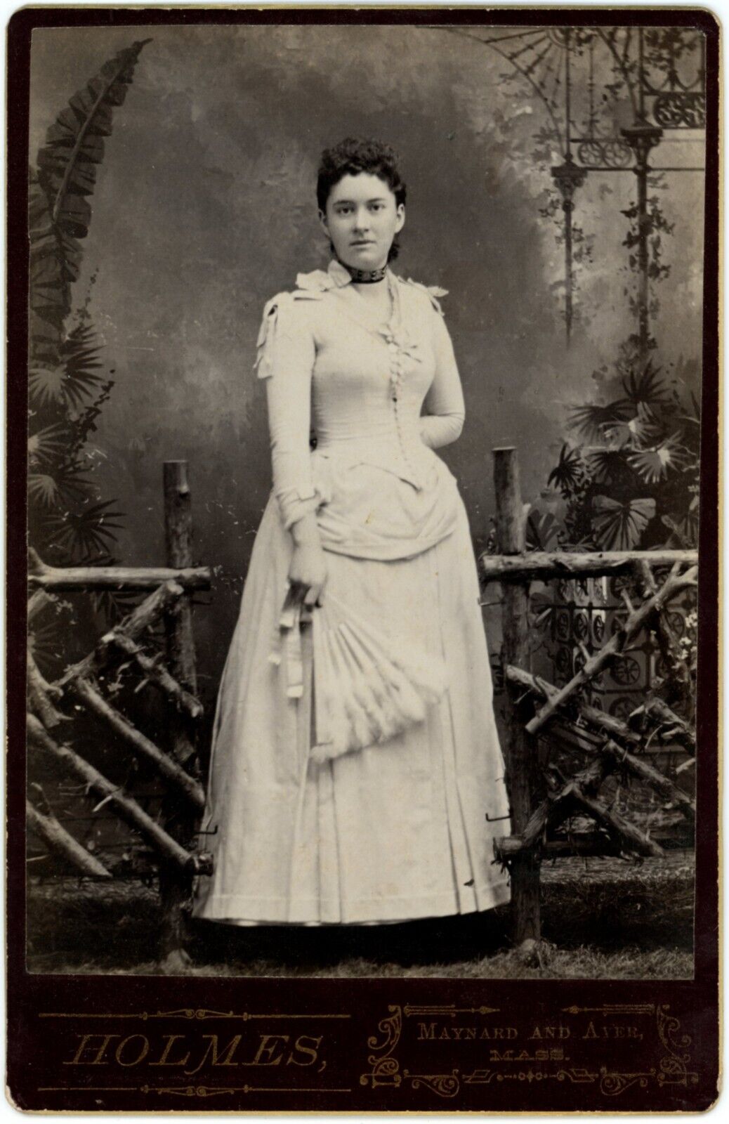 CIRCA 1880'S ANTIQUE CABINET CARD OF VICTORIAN WOMAN WHITE DRESS & FEATHERED FAN