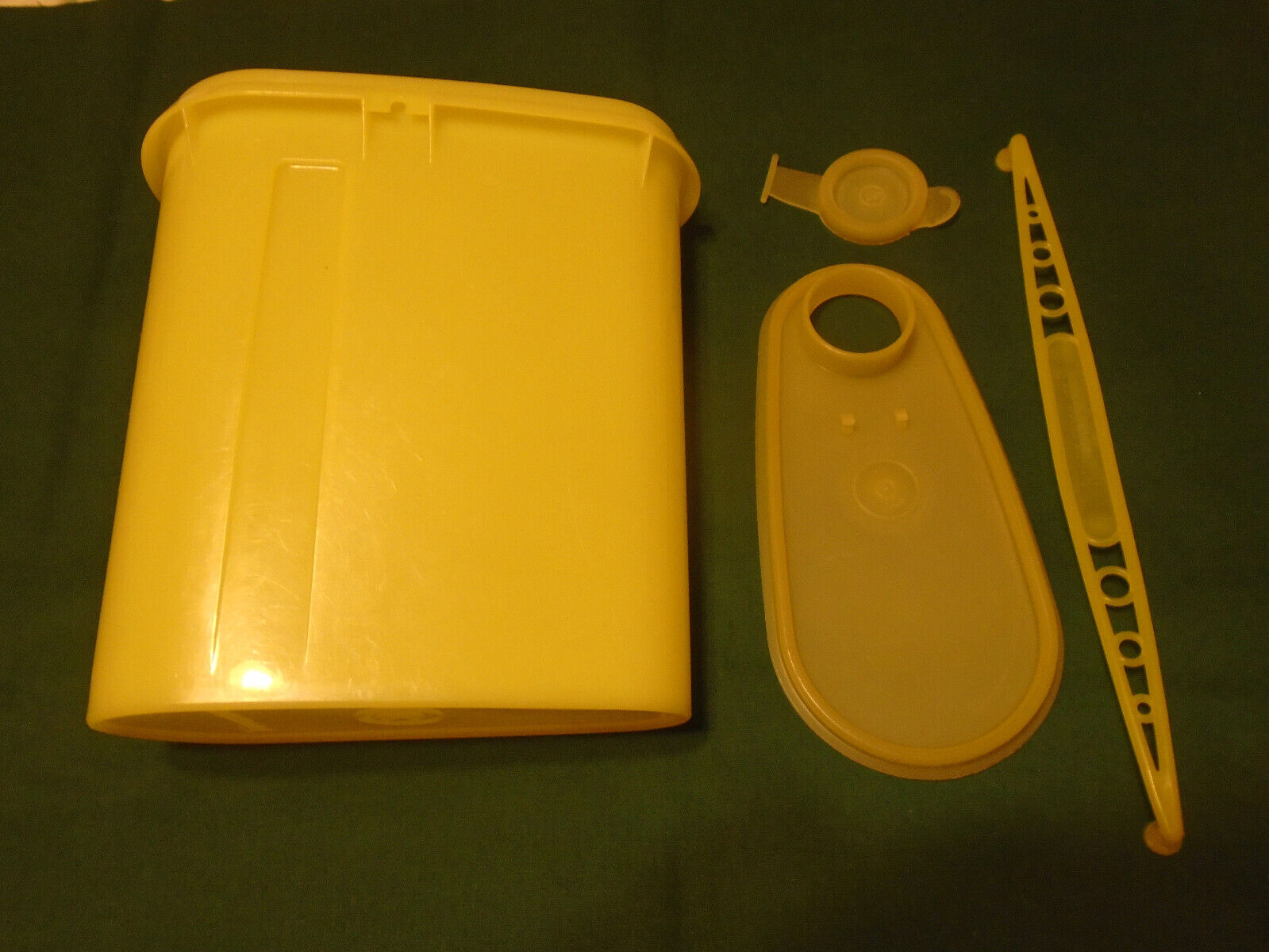 Vintage Tupperware Beverage Buddy 2 Quart Yellow Pitcher w/Lid and Handle 