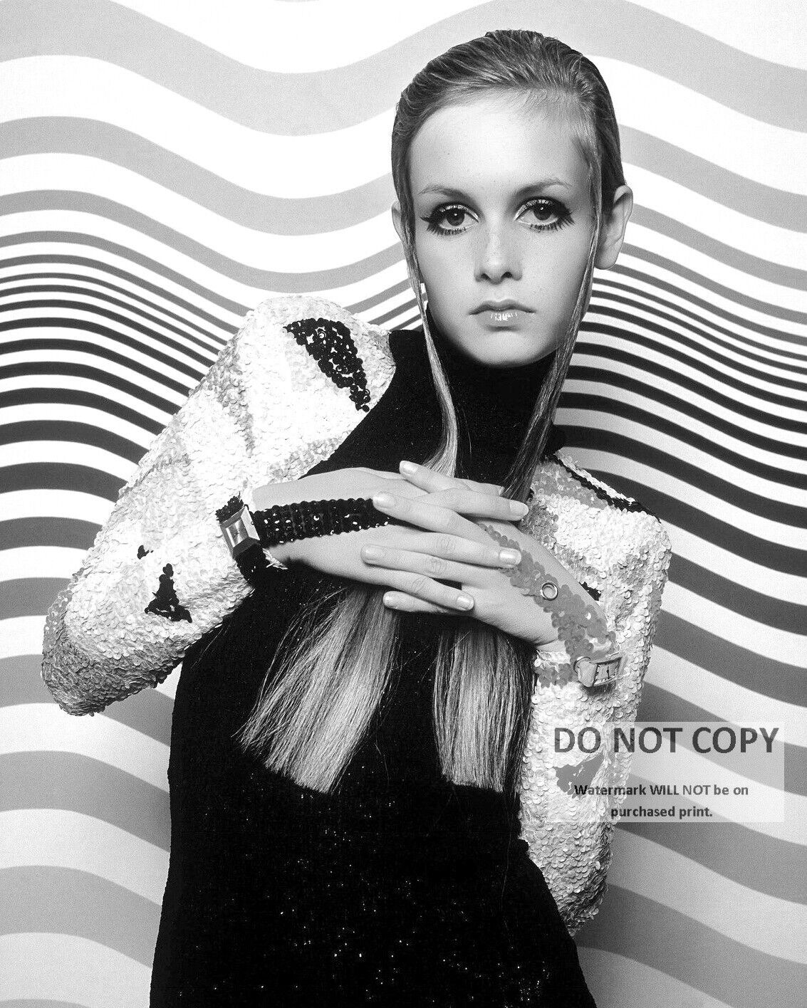 TWIGGY ENGLISH MODEL AND ACTRESS - 8X10 PUBLICITY PHOTO (DD463)