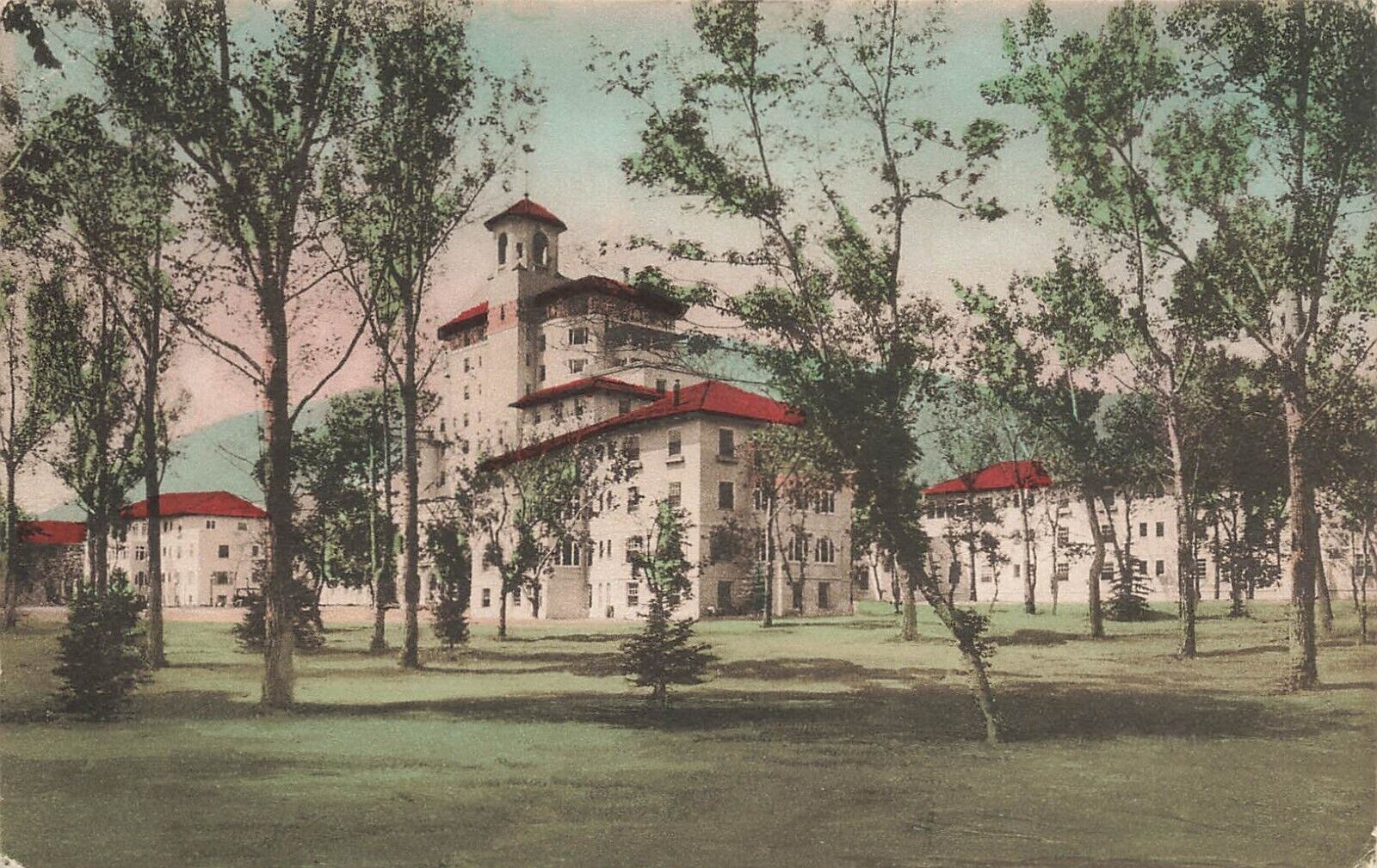 LP22  Colorado Springs Broadmoor Hotel Vintage View Building Postcard