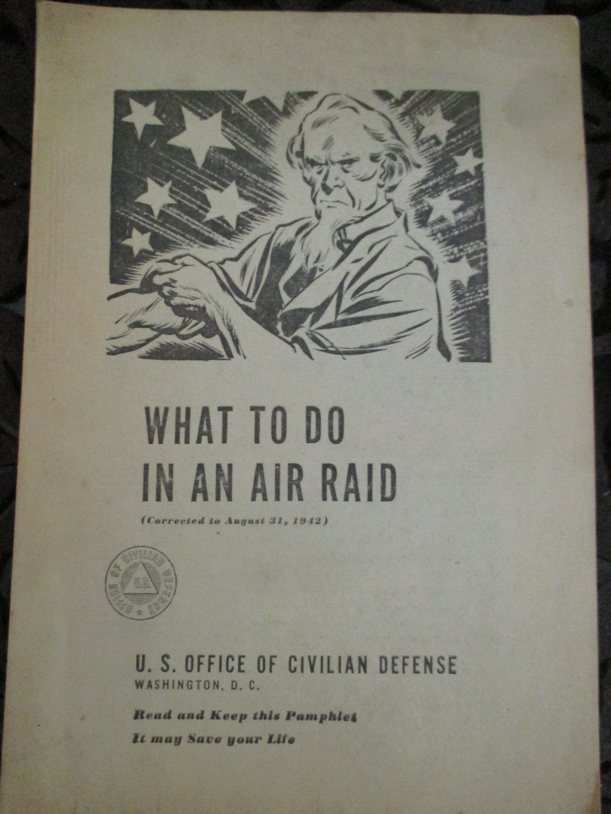Vtg WWII What To Do In An Air Raid Booklet Civil Civilian Defense Pamphlet