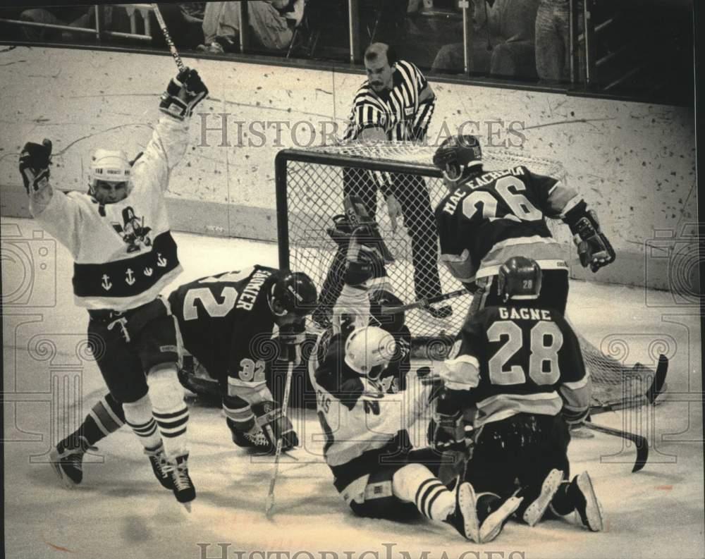 1989 Press Photo Milwaukee Admirals Ron Stern Celebrates His First-Period Goal