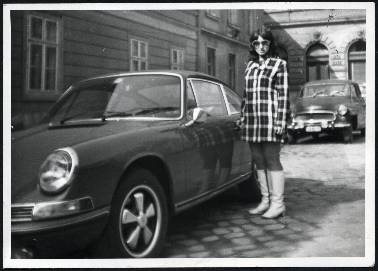 Larger size Porsche 911 classic car, girl in lack boots, sunglasses, Vintage fin