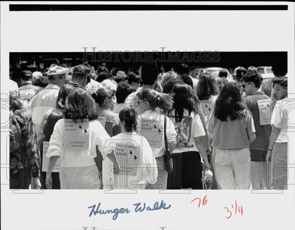 1990 Press Photo Hunger Walk Participants leave First Presbyterian Church