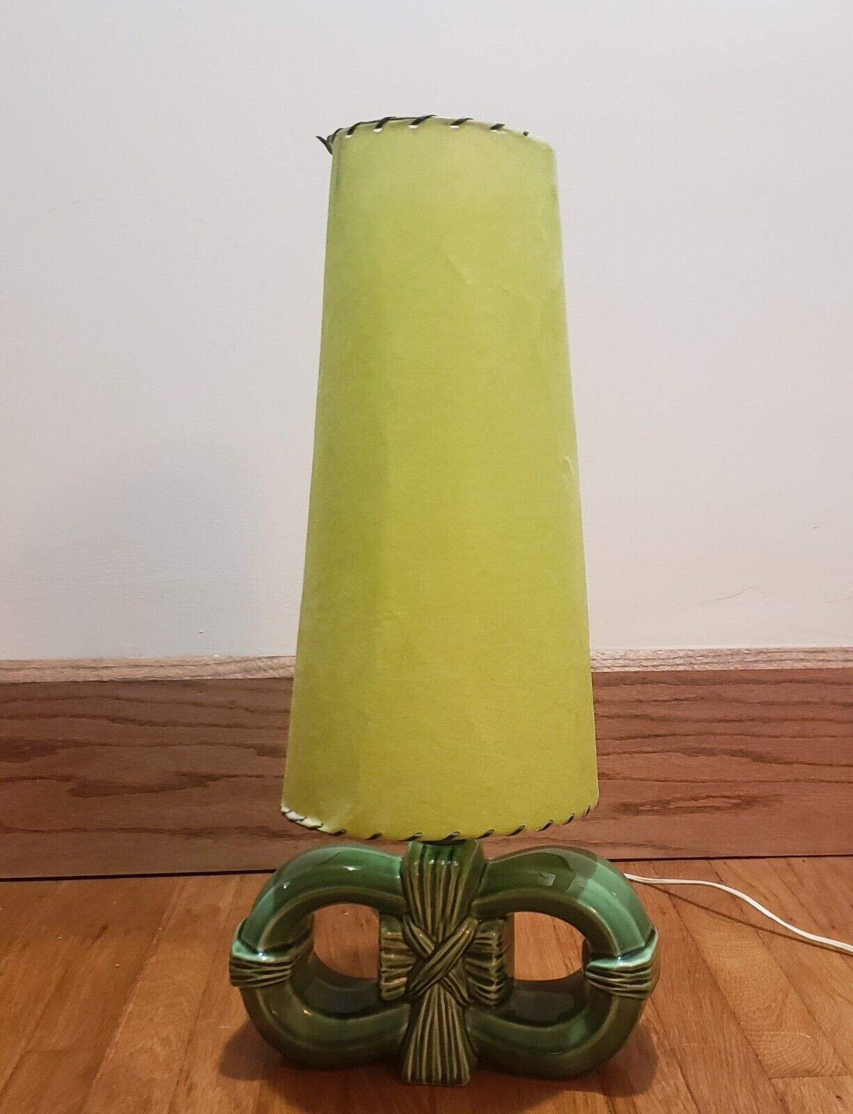 Vintage Mid Century Green Ceramic Pottery Bedside Table Lamp. Needs A Repair 