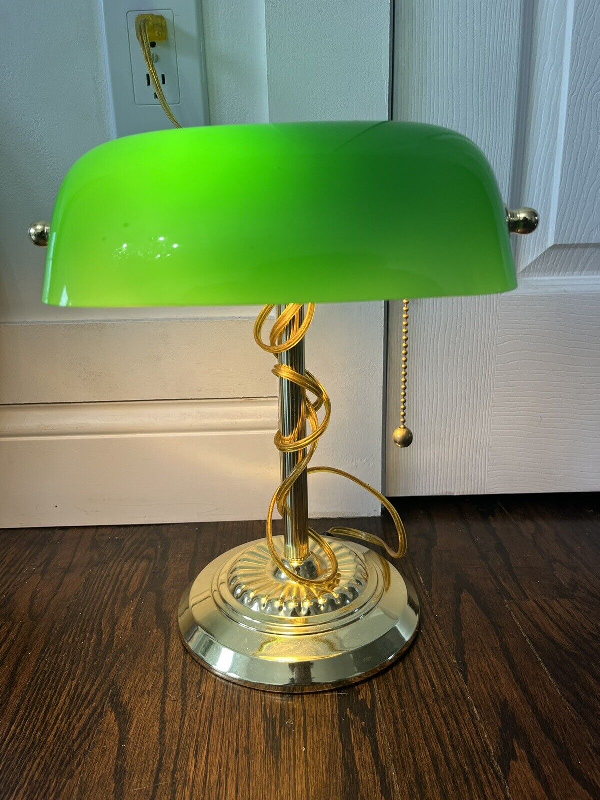 VTG Traditional Bankers Desk Lamp w/ Emerald Green Glass Shade Gold Base Tested