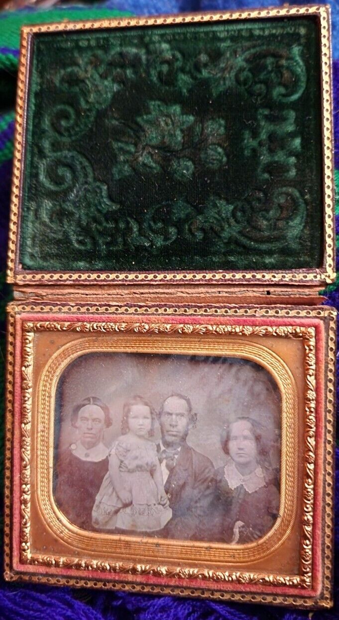 Antique Photo Daguerreotype Ambrotype Family Of 4 Sealed Box Case Green Velvet 