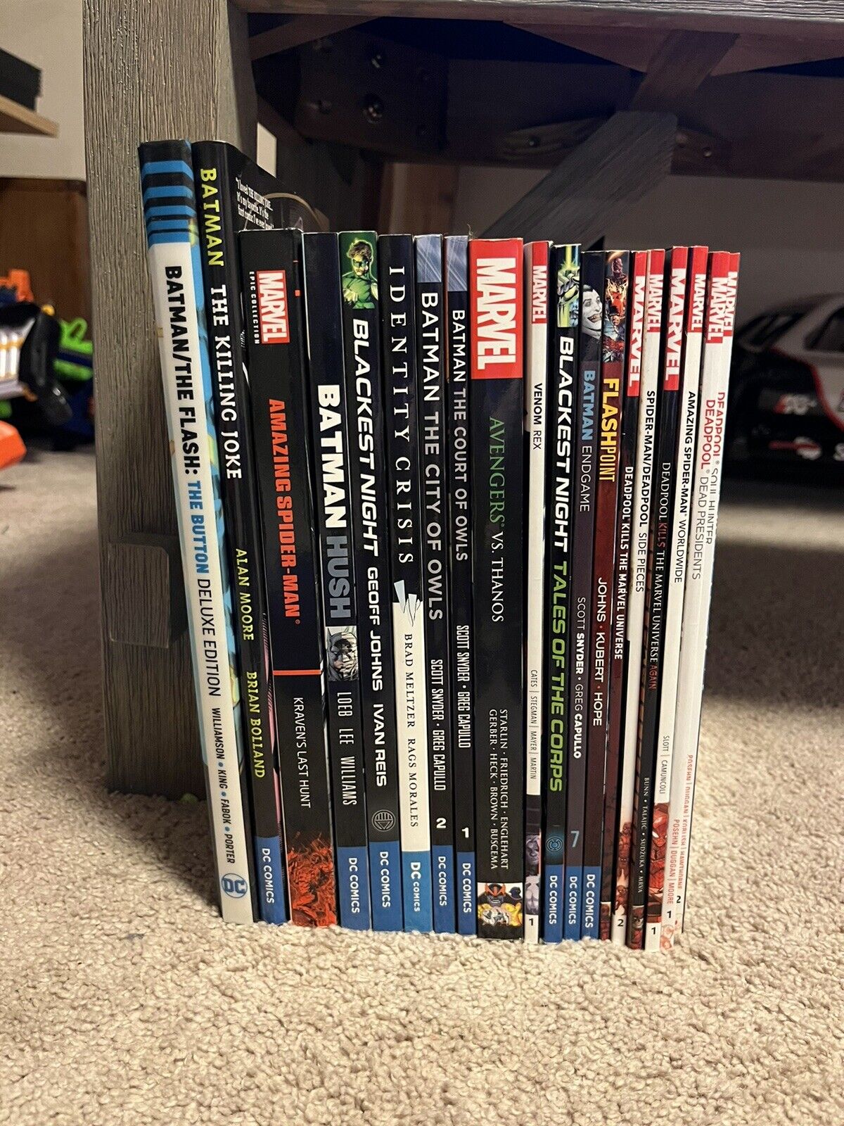MARVEL AND DC COMICS / GRAPHIC NOVELS LOT (19 BOOKS)