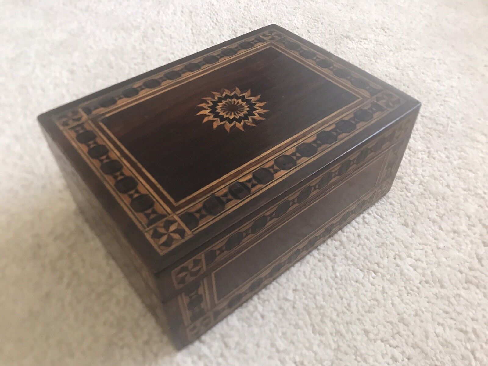 Vintage Cigar Box Humidor. Intricate Wood Marquetry Design. 8x6x4”