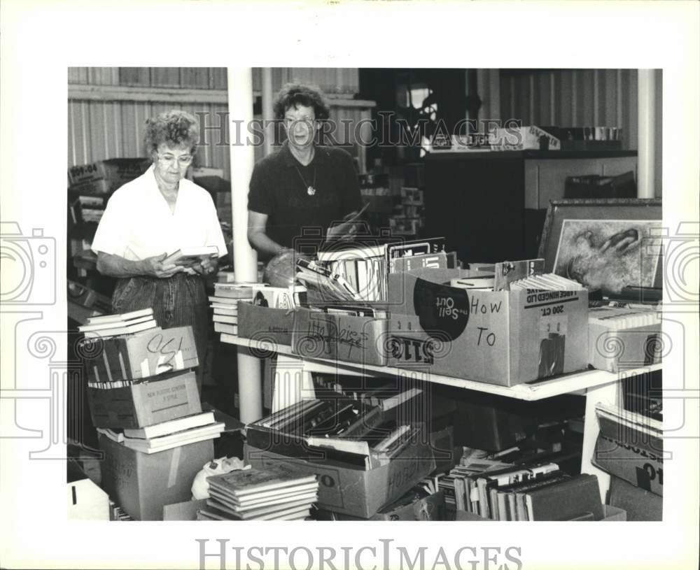 1989 Press Photo St. Bernard Parish Library books sorted for book fair.