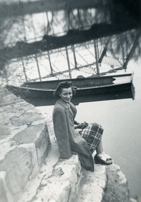 Y901 Original Vintage Photo WOMAN SITTING BY BOAT c 1940's