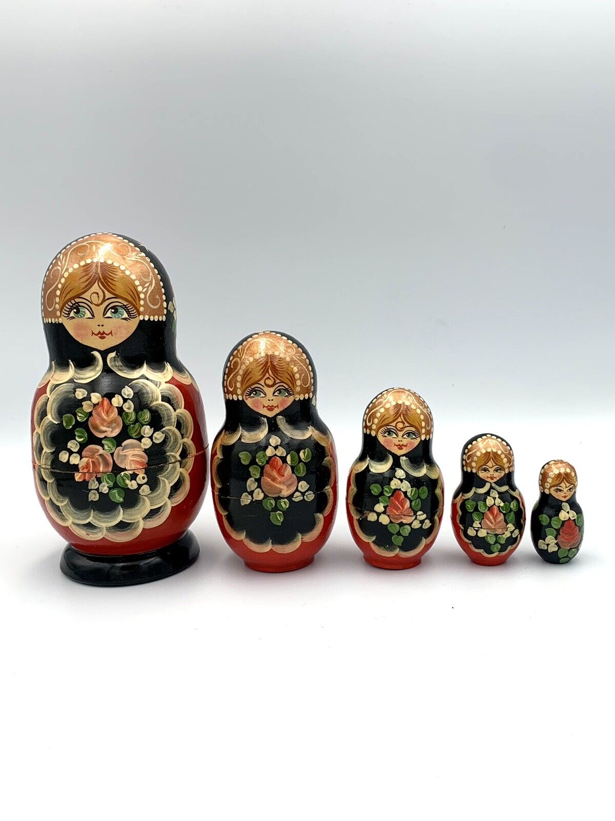 Matryoshka Wooden Ussr  Vintage Nesting Dolls 5 Pcs Hand Painted