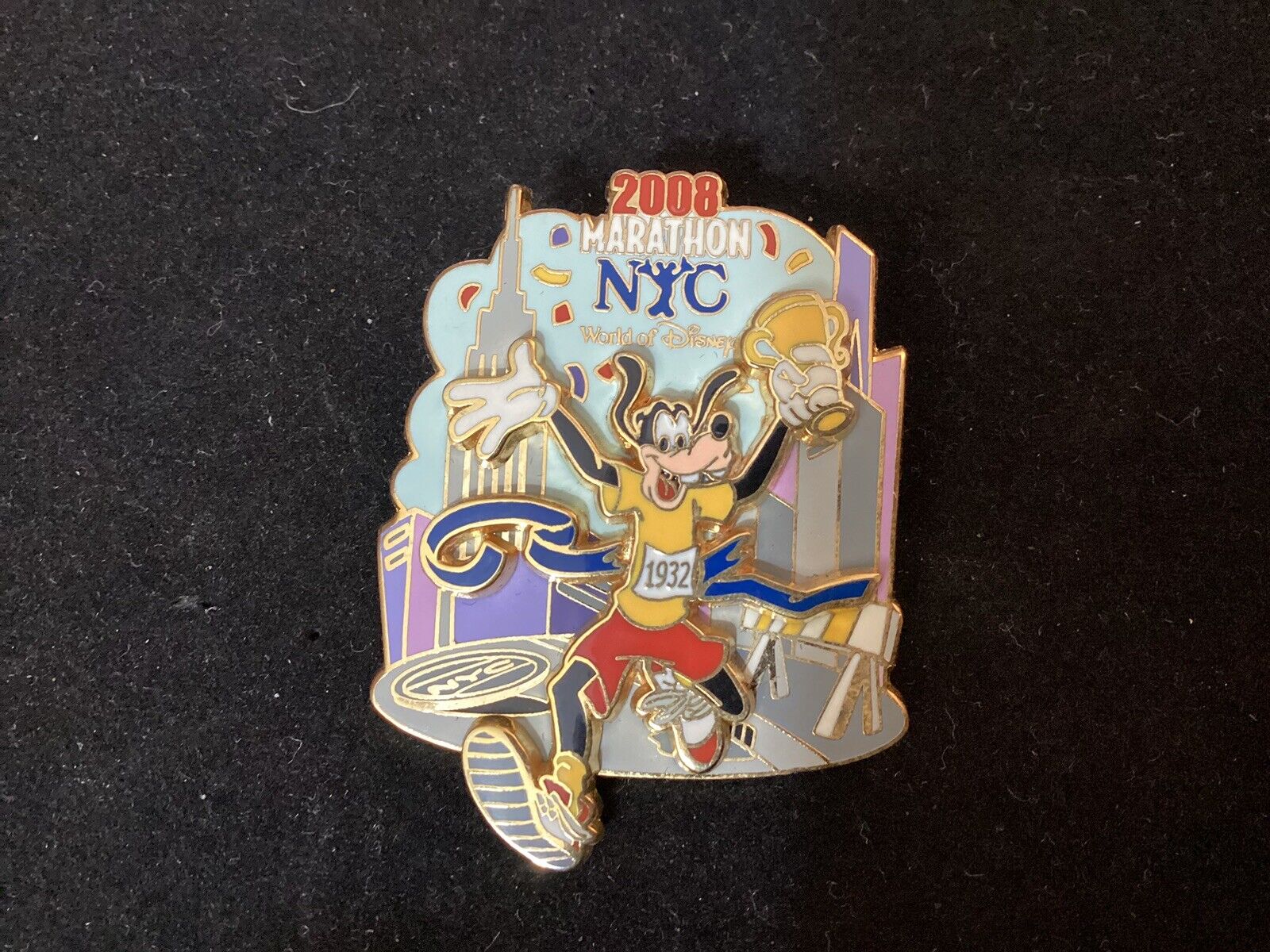 Disney New York City 2008 Marathon Pin With Goofy Winning Pin LE 500