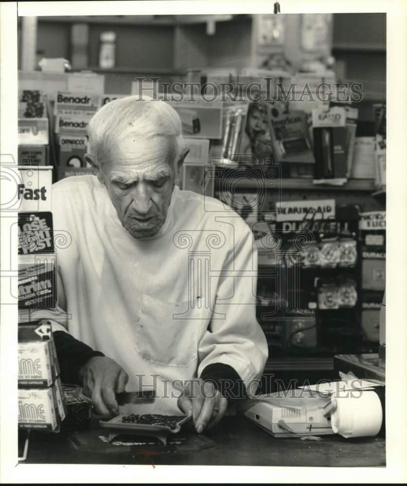 1989 Press Photo Irving L. Rutkoff at Fayetteville Pharmacy Drug Counter
