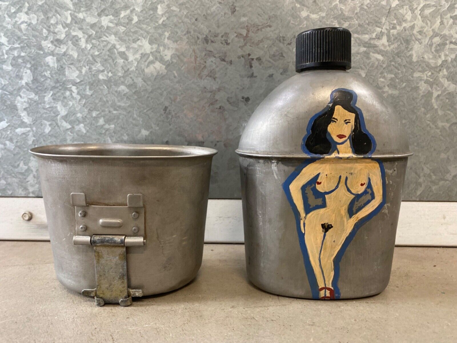 🔥 Unusual Antique American WWII Trench Art Pinup Girl Painted Canteen, 1940s