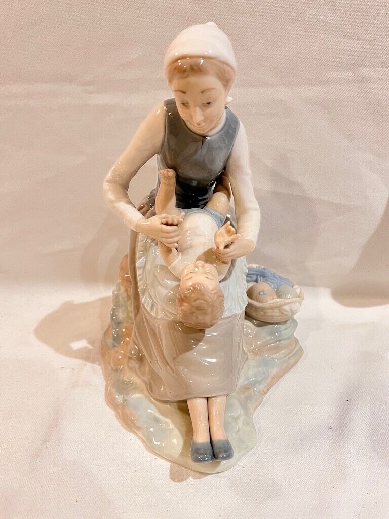 Vintage NAO Made in Spain Figurine #130 Mother Playing With Baby Excellent