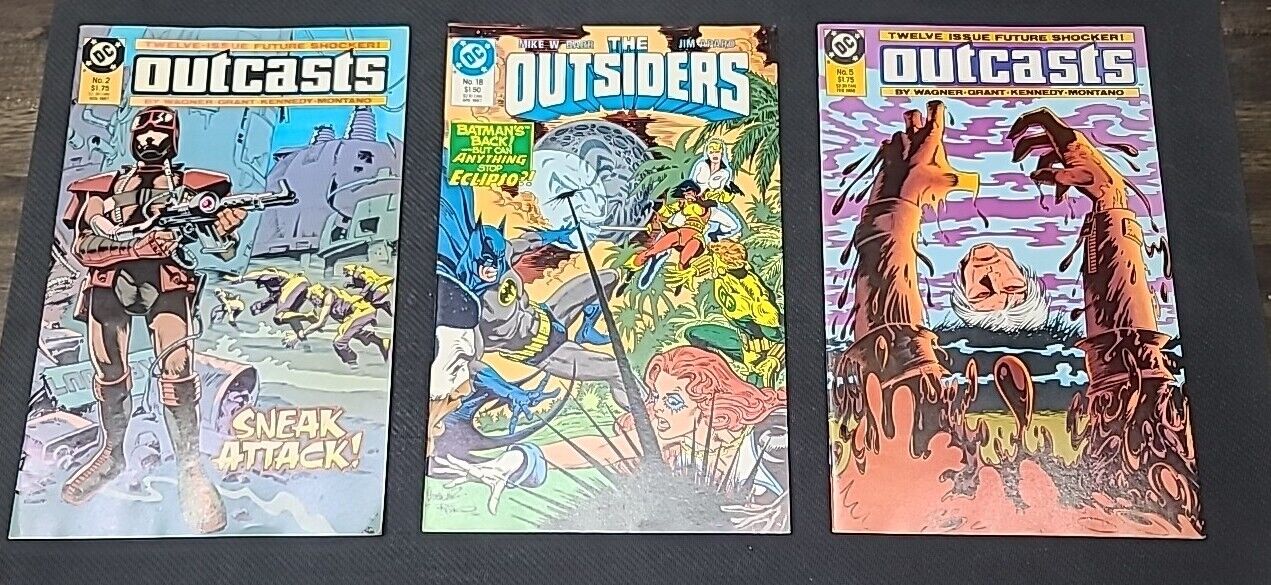 DC COMICS Pack Of 3 2 Outcasts And 1 The Outsiders