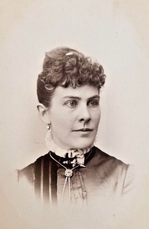 Victorian Woman's Portrait Cabinet Card Photo 1800s - S. S. Richards, Newark, NY