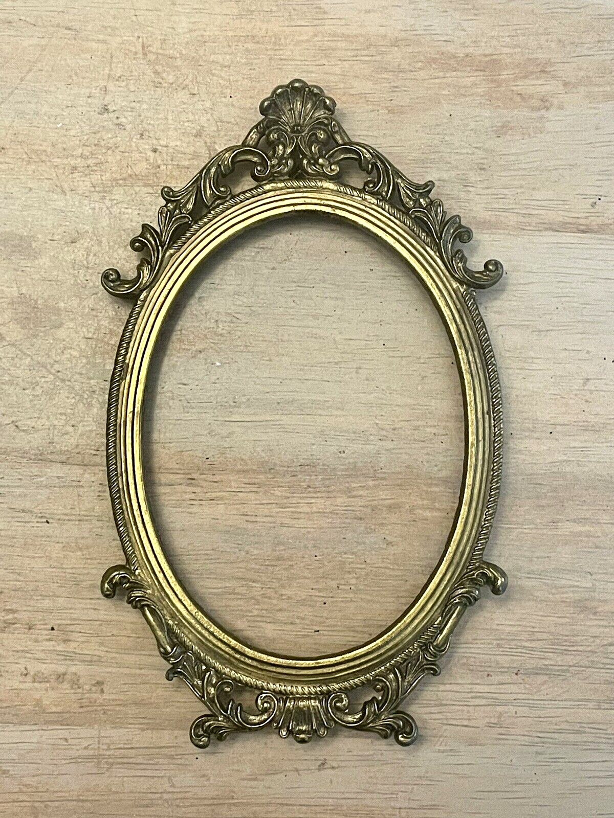 VTG ROCOCO STYLE OVAL ANTIQUE GOLD TONE  METAL PICTURE FRAME  WALL DECOR ITALY