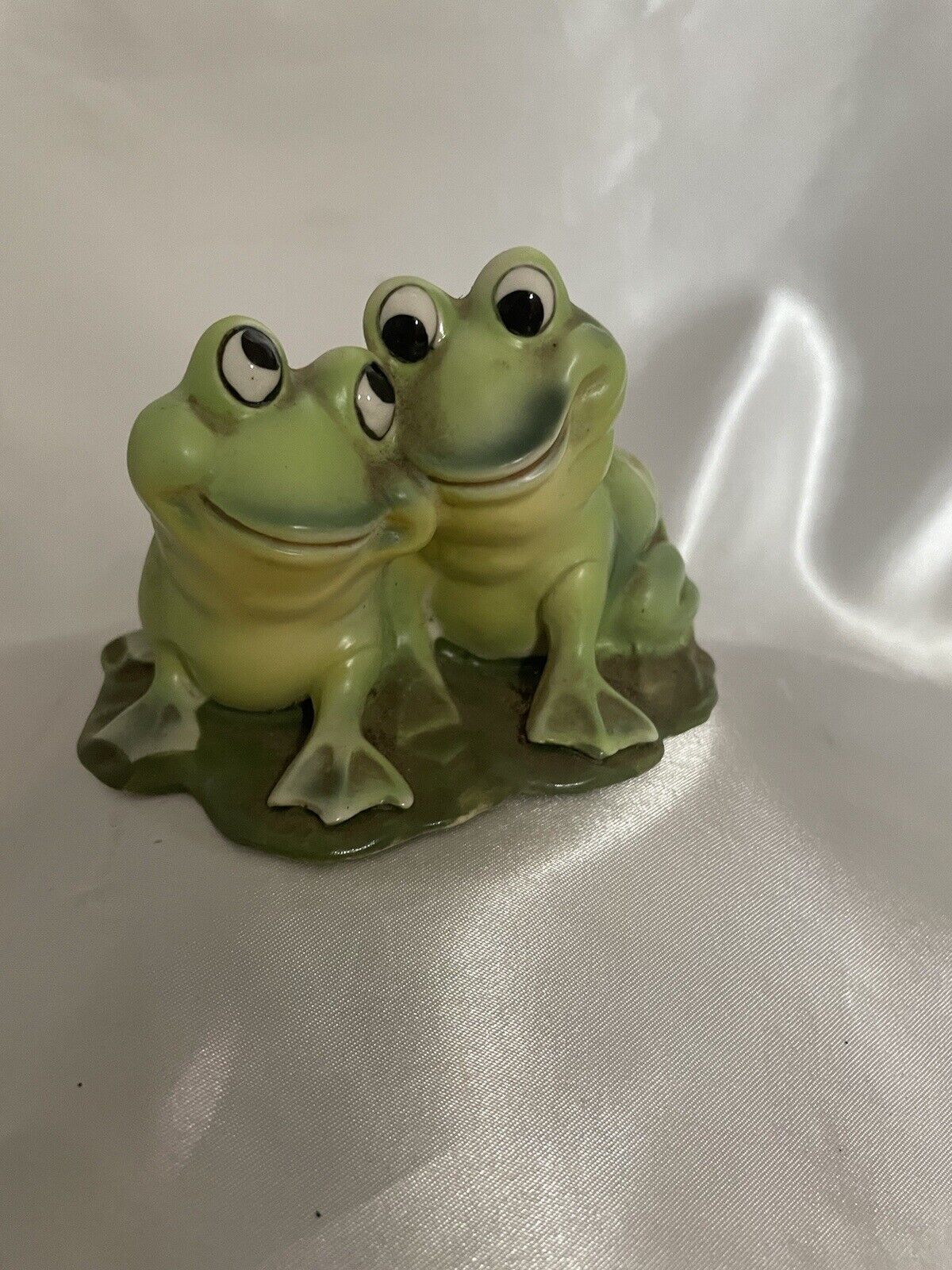 Vintage Josef Originals Happy Love Frogs On Lily Pad Figurine 1970s