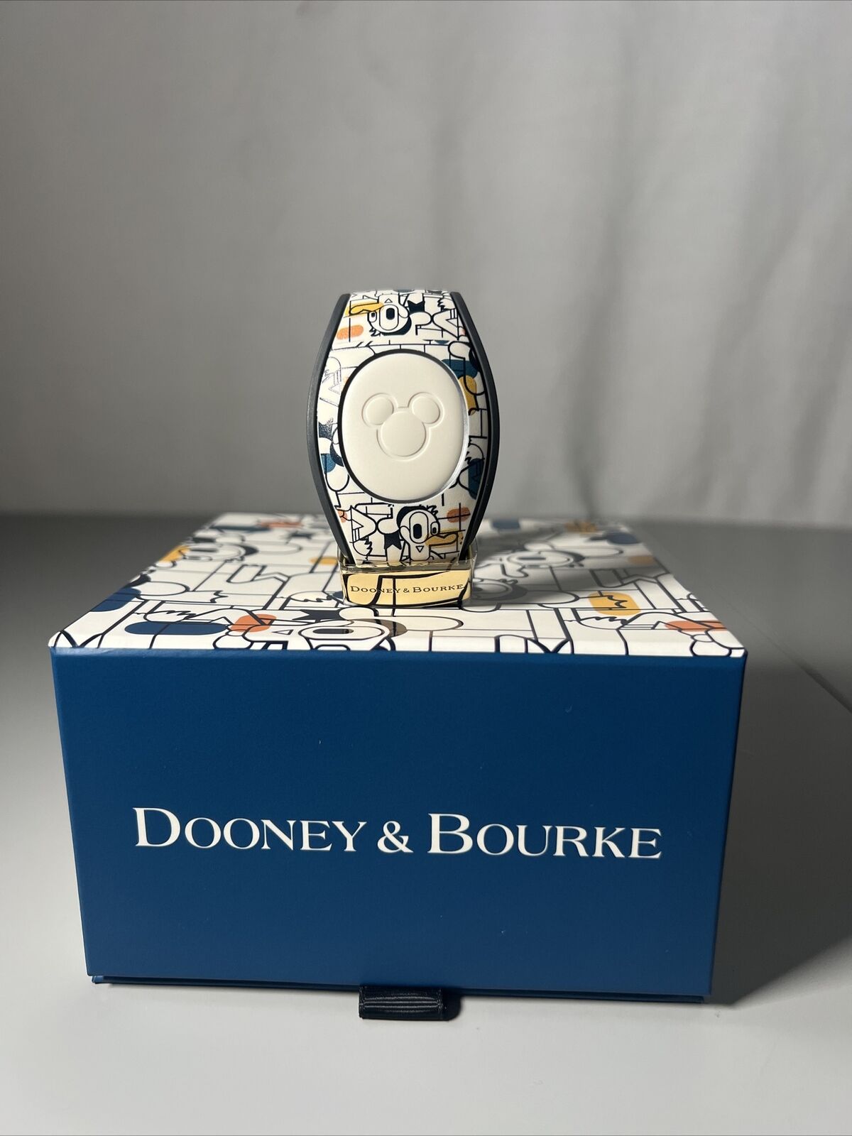 New in box  Disney Dooney & and Bourke Donald Duck Magic Band  LE Unlinked