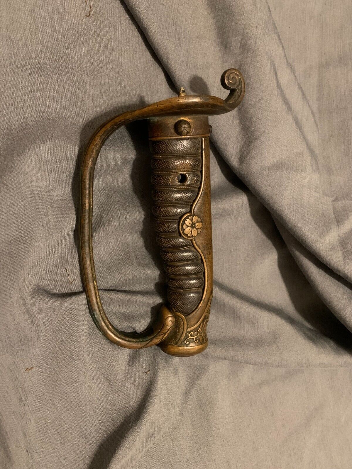 Antique Kyu Gunto Tsuka Meiji Era Police sword handle (INTACT LOCK)