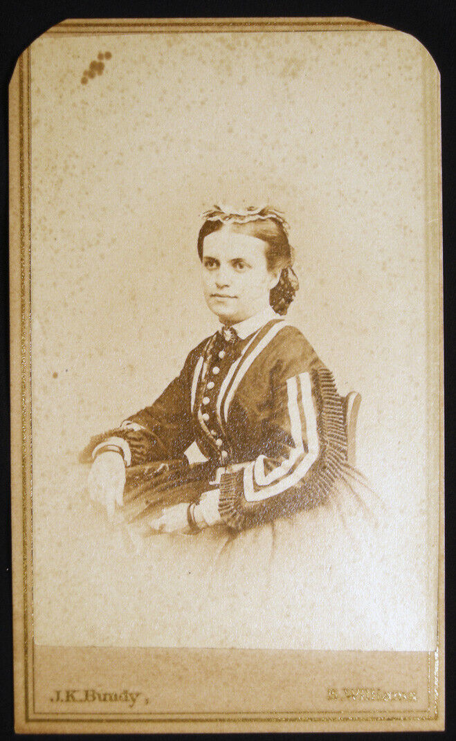 CIRCA 1865 CARTE-DE-VISITE PORTRAIT FASHIONABLY ATTIRED WOMAN BUNDY & WILLIAMS