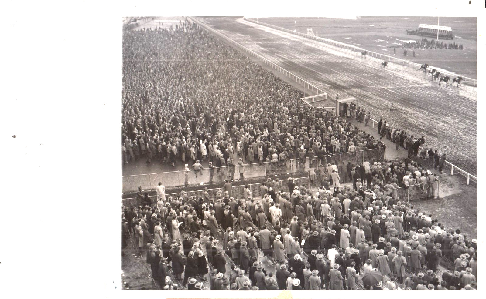 1948 Press Photo - LINCOLN DOWNS  R.I.   MUDDY FINISH  -  HORSE RACE RACING
