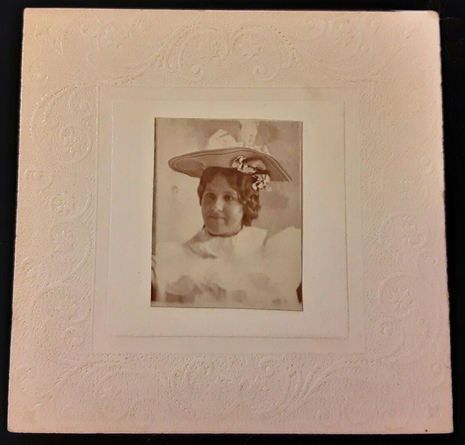 Vintage Old 1900\'s small Cab Photo Pretty Woman Girl Wearing Frilly Dress & Hat