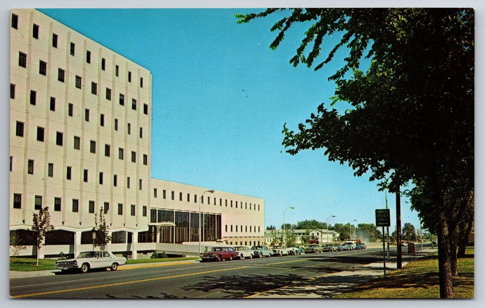 Vintage Postcard WA Richland Federal Building Old Cars Street View -3697