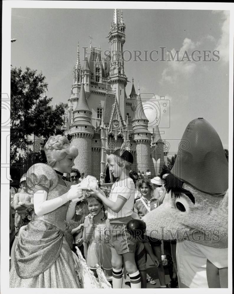 1982 Press Photo Visitors Meet Characters at Walt Disney World Magic Kingdom