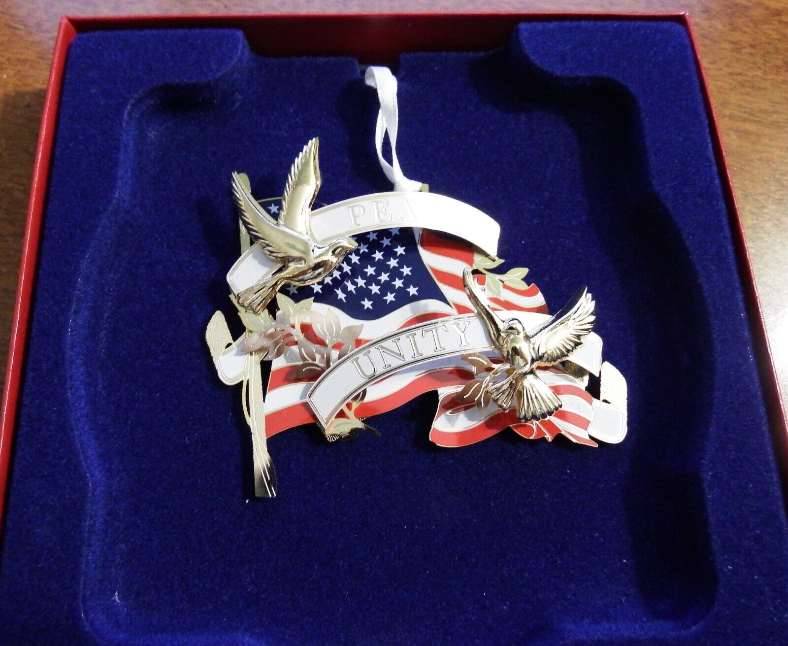 Patriotic 3D Decoration/Ornament American Flag Peace & Unity Doves 2.5\