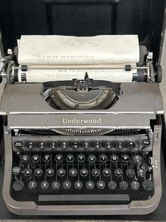 Vintage UNDERWOOD Universal Typewriter in Case