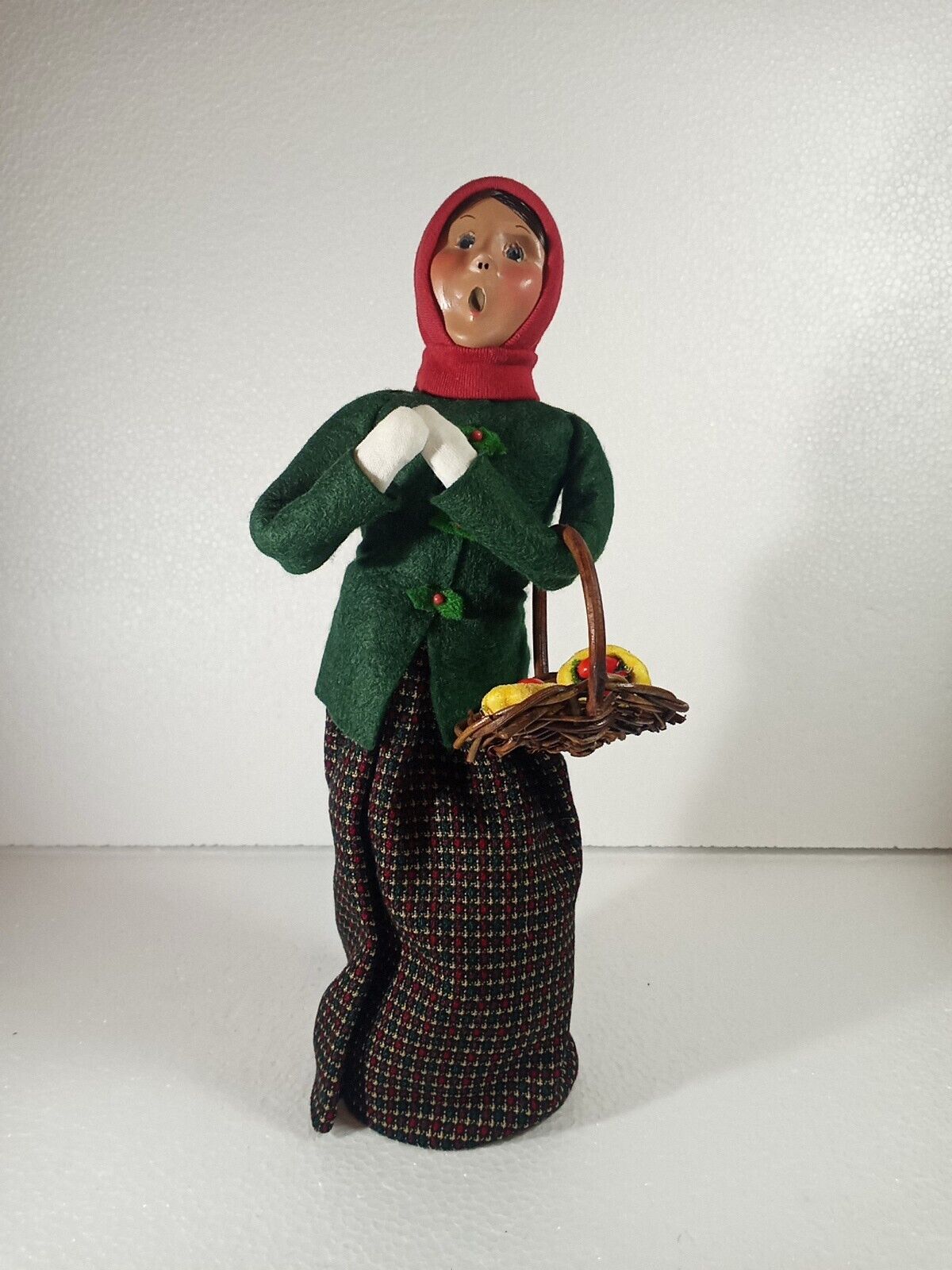 Byers Choice Carolers Woman With Pie Basket 2001 # 13/100 Rare Limited Edition 