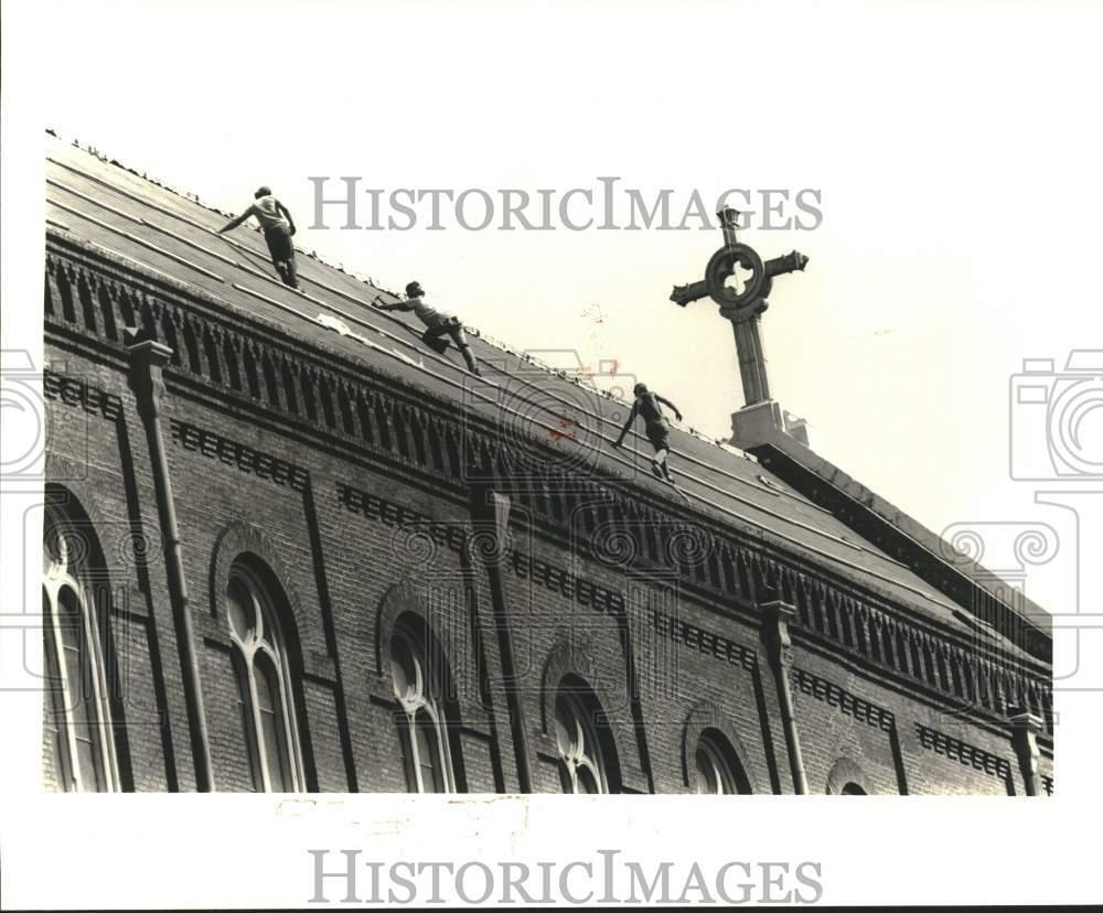 1985 Press Photo Workers roofing St. Joseph Church on Tulane Avenue - noc23787