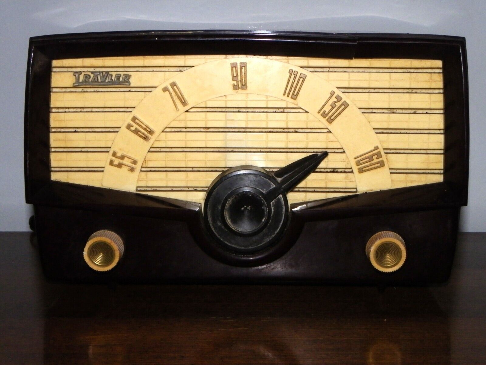 Vtg Mid Century Bakelite TRAVLER Table Top Tube Radio Model 66-38 Made In USA