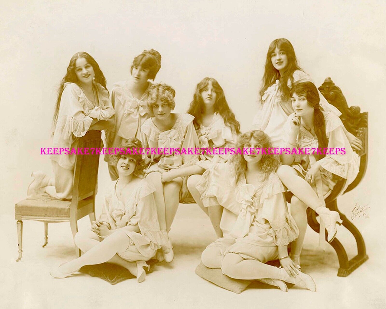 WONDERFUL 1914 PHOTO OF YOUNG STAGE ACTRESSES IN FRILLY LACE NIGHTGOWNS A-1914