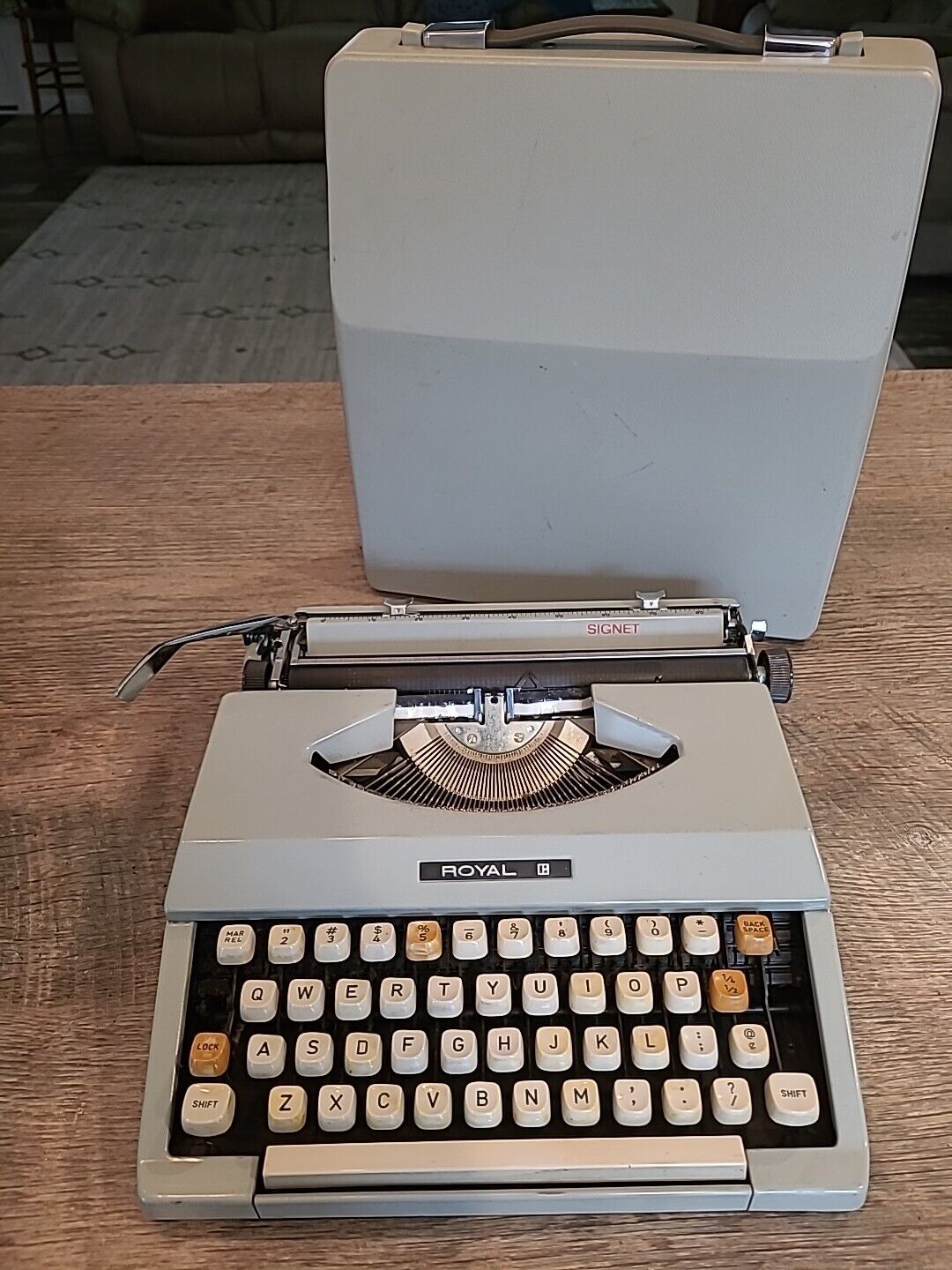 Vintage Royal Signet Manual Typewriter & Cover 1970\'s Green Portable S 1533528