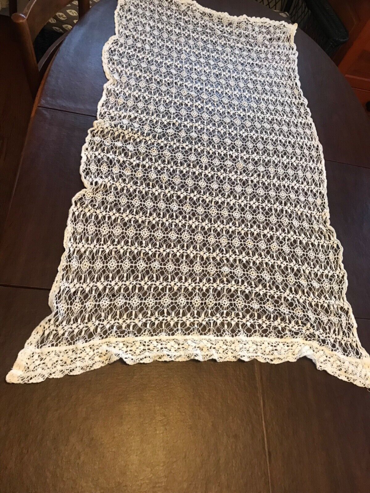 VINTAGE WHITE CROCHETED TABLE PIECE ~ 25 x 49\
