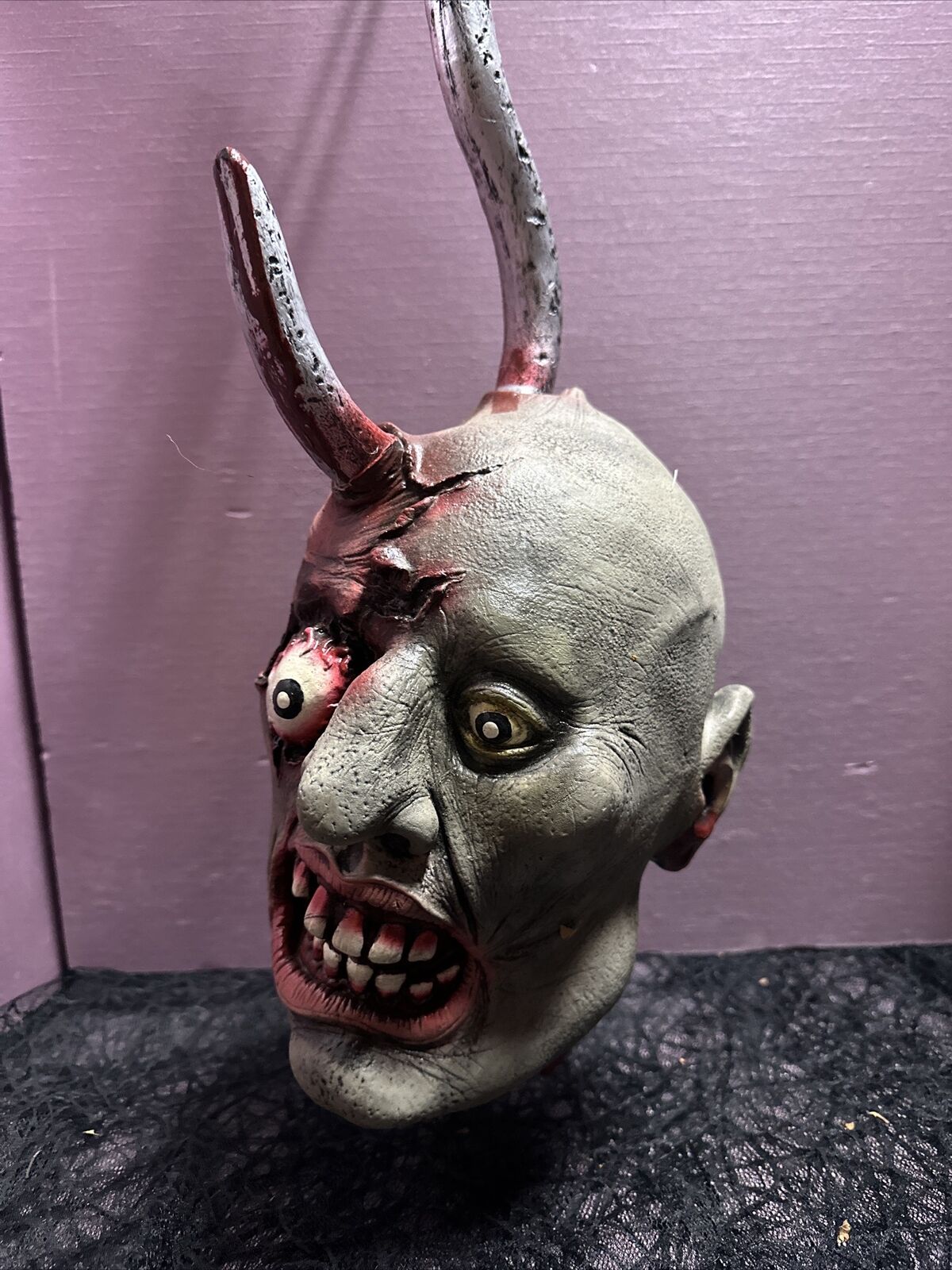 LIFESIZE BLOODY SEVERED HEAD ON A MEAT HOOK HALLOWEEN PROP DISPLAY