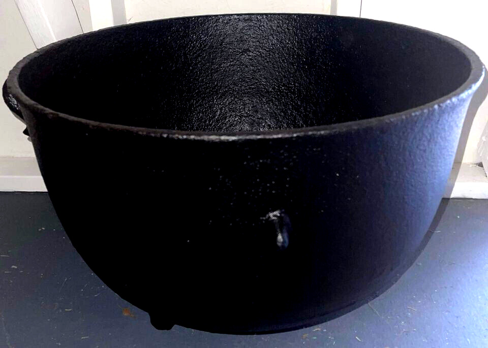 Antique Gate marked #20 cast iron cauldron, Seasoned, and ready to use.