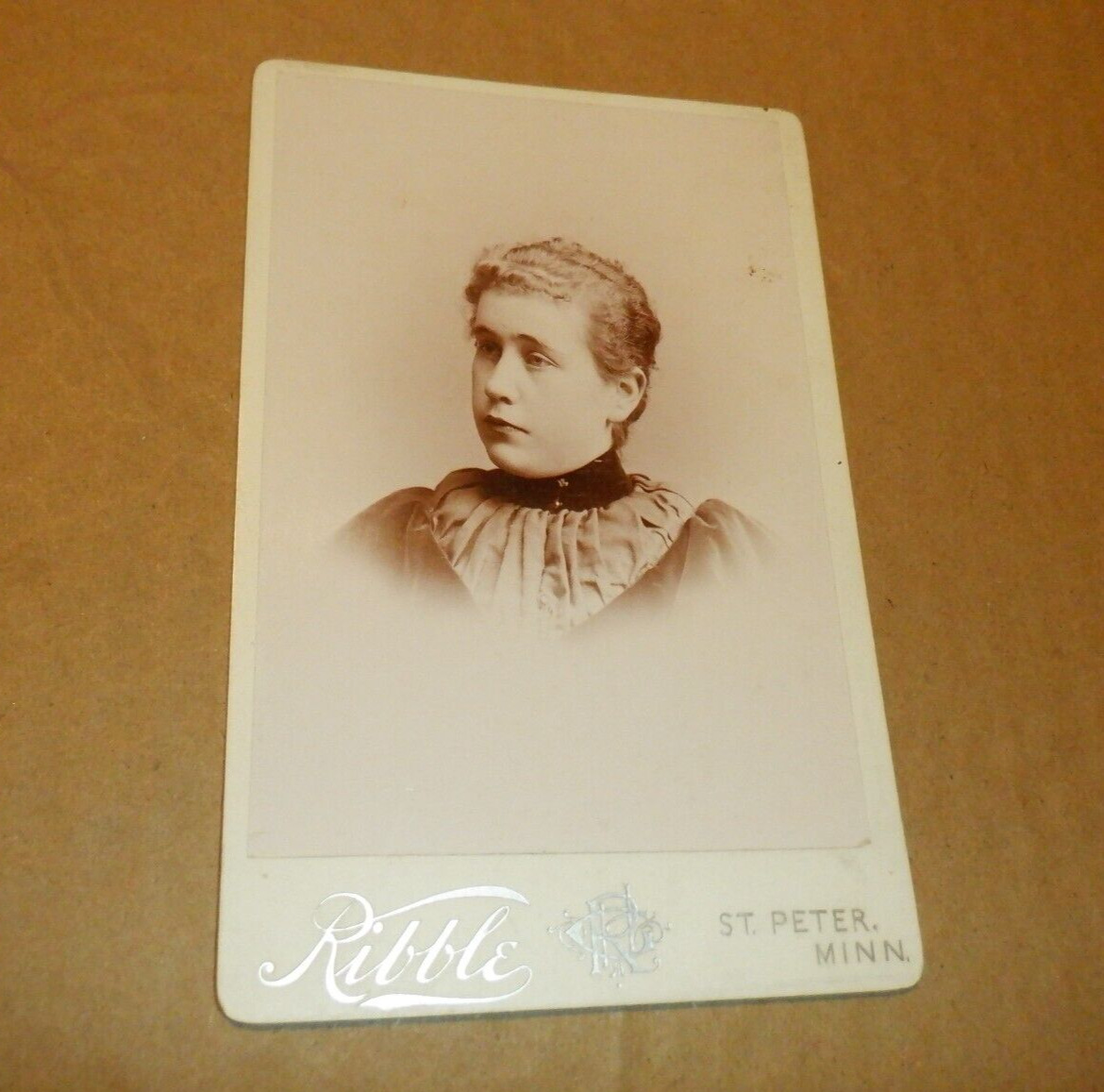 c.1890 ST. PETER MINNESOTA WOMAN CABINET CARD PHOTO PHOTOGRAPH MN MINN RIBBLE