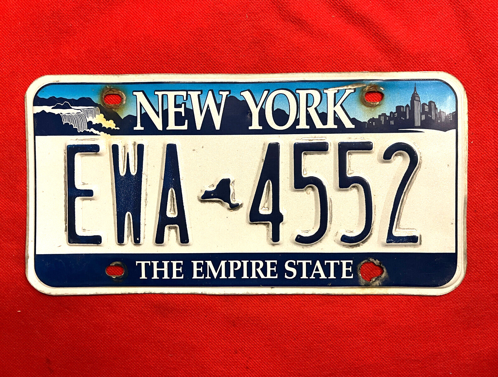 New York License Plate EWA 4552 .... Expired / Crafts / Collect / Specialty